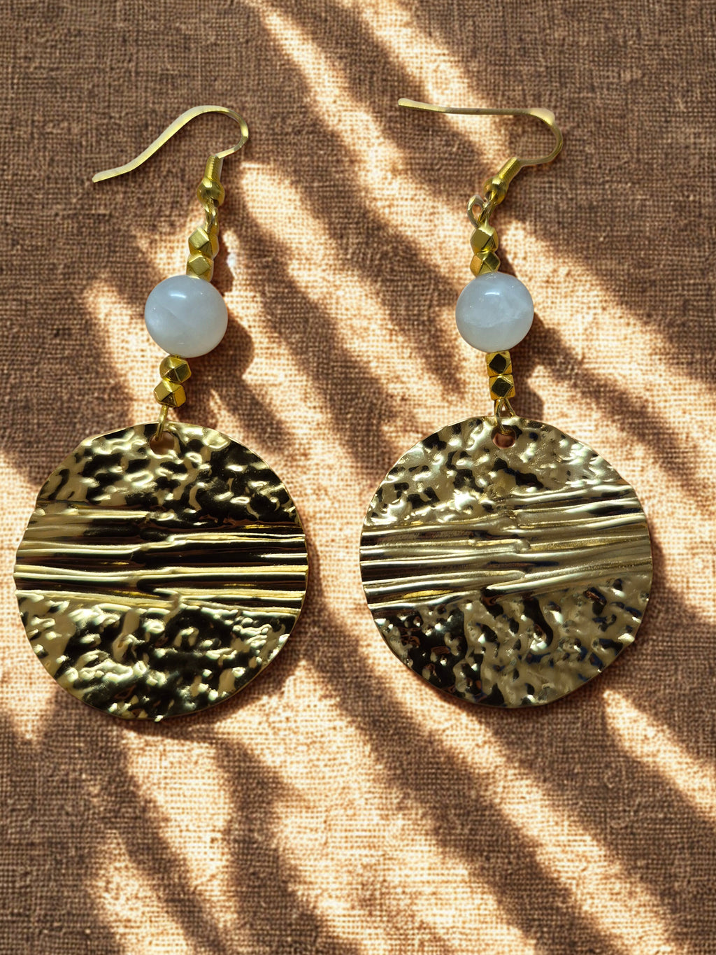 Boucles d’oreilles pendantes dorées – Jade vert en pierres naturelles 8 mm